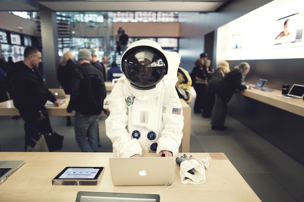 astronaut-in-apple-store.jpg